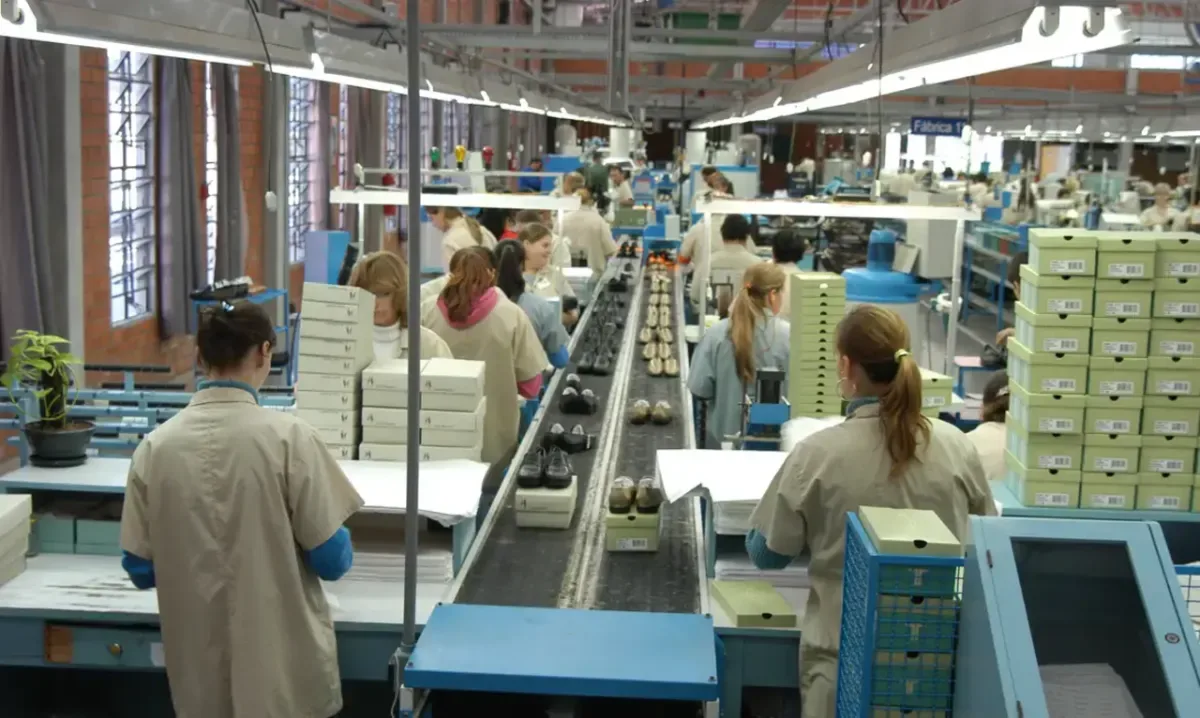 Brasil abre 165.827 empregos formais em agosto, aponta Caged