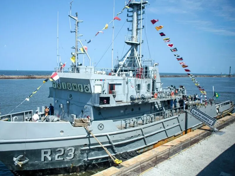 Navio da Marinha pode ser visitado de graça no Porto do Recife