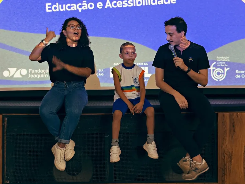 Estudantes com deficiência participam de vivências com cinema e argila no Recife