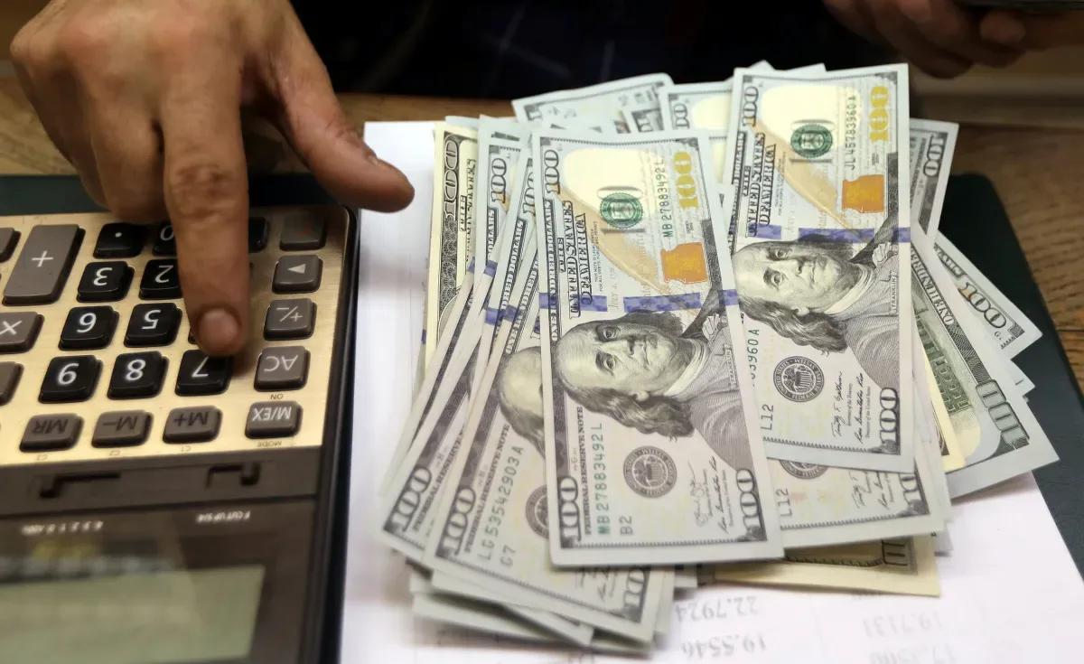 Dólar fecha em alta a R$ 5,1490 com pressão externa e cenário político