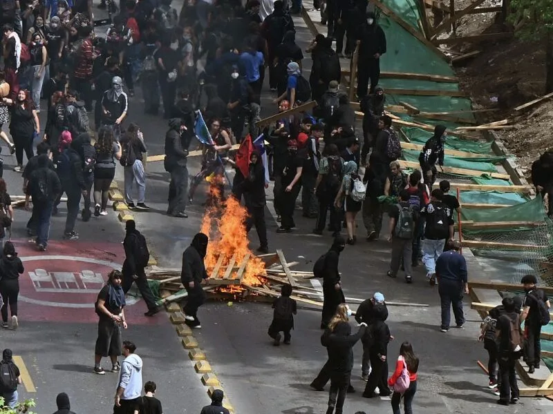 Protesto estudantil termina em confronto com a polícia em Santiago