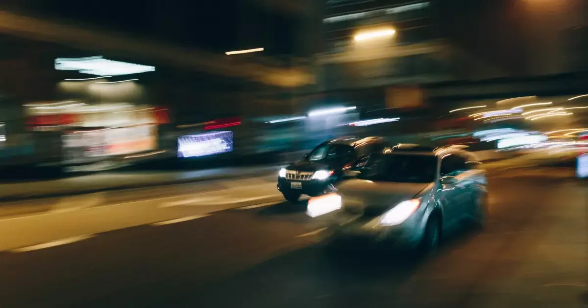 MP denuncia motoristas por corrida entre Porsche e RAM em Porto Alegre