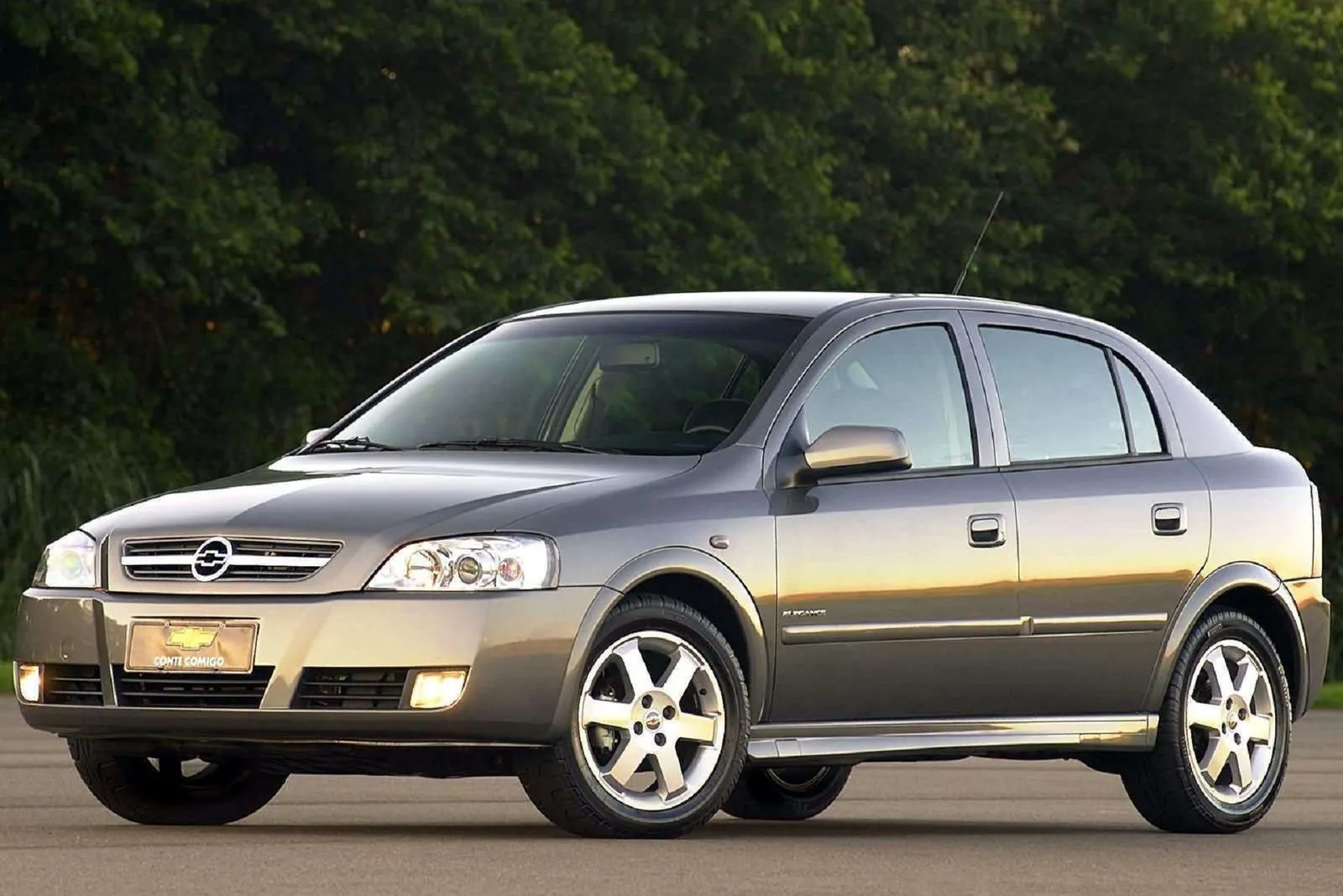 Astra usado parte de R$ 19.900 e aparece em quatro configurações 2.0