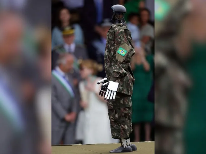 Humanoide do Exército participa do desfile de 7 de Setembro e saúda Lula