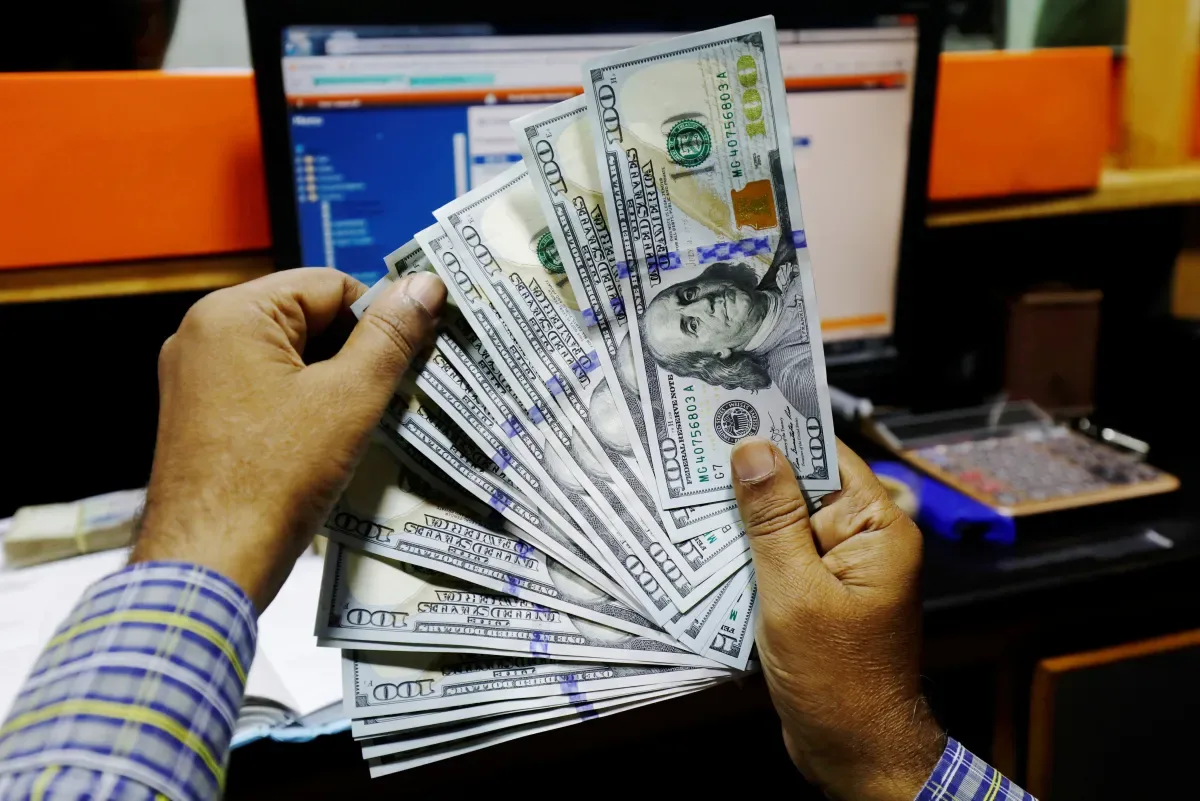 Dólar fecha a R$5,0892 após pesquisas eleitorais e crise no STF