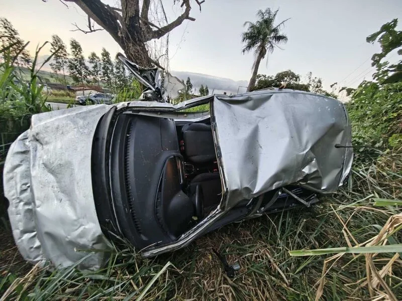 Motorista fica ferido após carro capotar na BR-408, em Nazaré da Mata