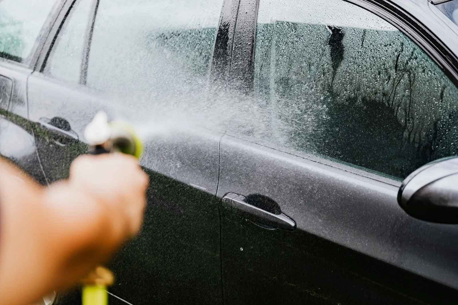 Quatro produtos para limpar os vidros do carro a partir de R$ 24