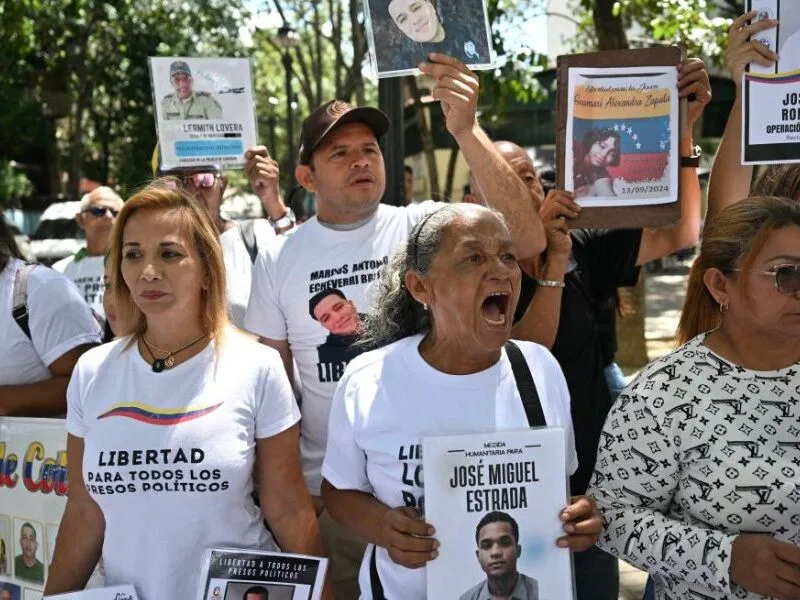 Famílias denunciam transferências sem aviso de presos políticos na Venezuela