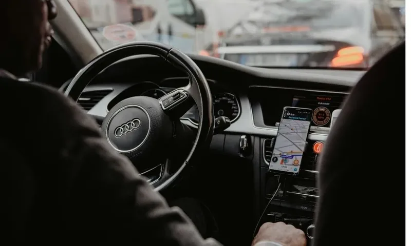 Polícia apura possível sequestro de adolescente que fugiu de carro em movimento no Rio