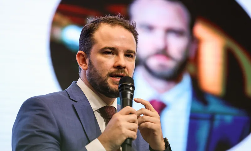 Durigan relaciona financiamento de Dark Horse a recursos do crime organizado