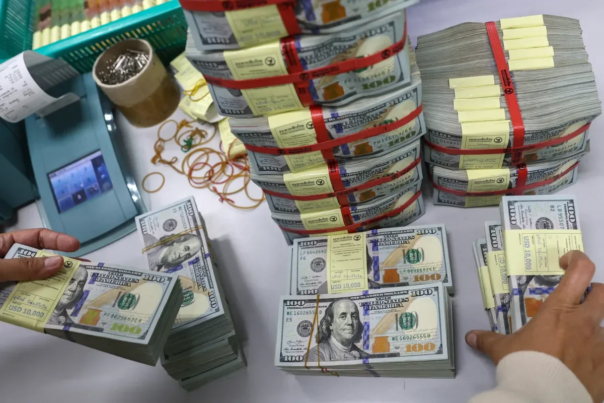 Dólar fecha a sexta-feira a R$5,2173 antes do primeiro turno