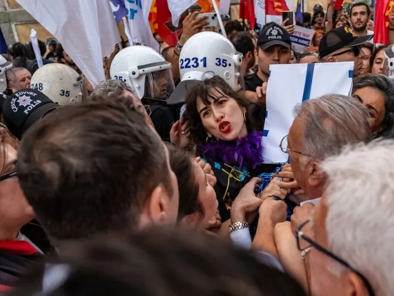 Polícia turca prende manifestantes em ato contra repressão LGBTQIA+