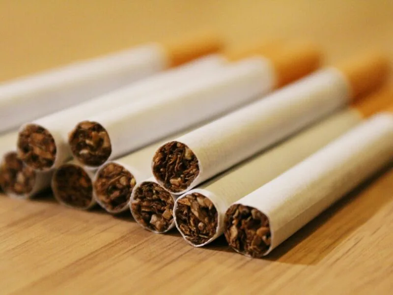 Número de fumantes cai entre pessoas de 45 a 54 anos, mas vapes preocupam
