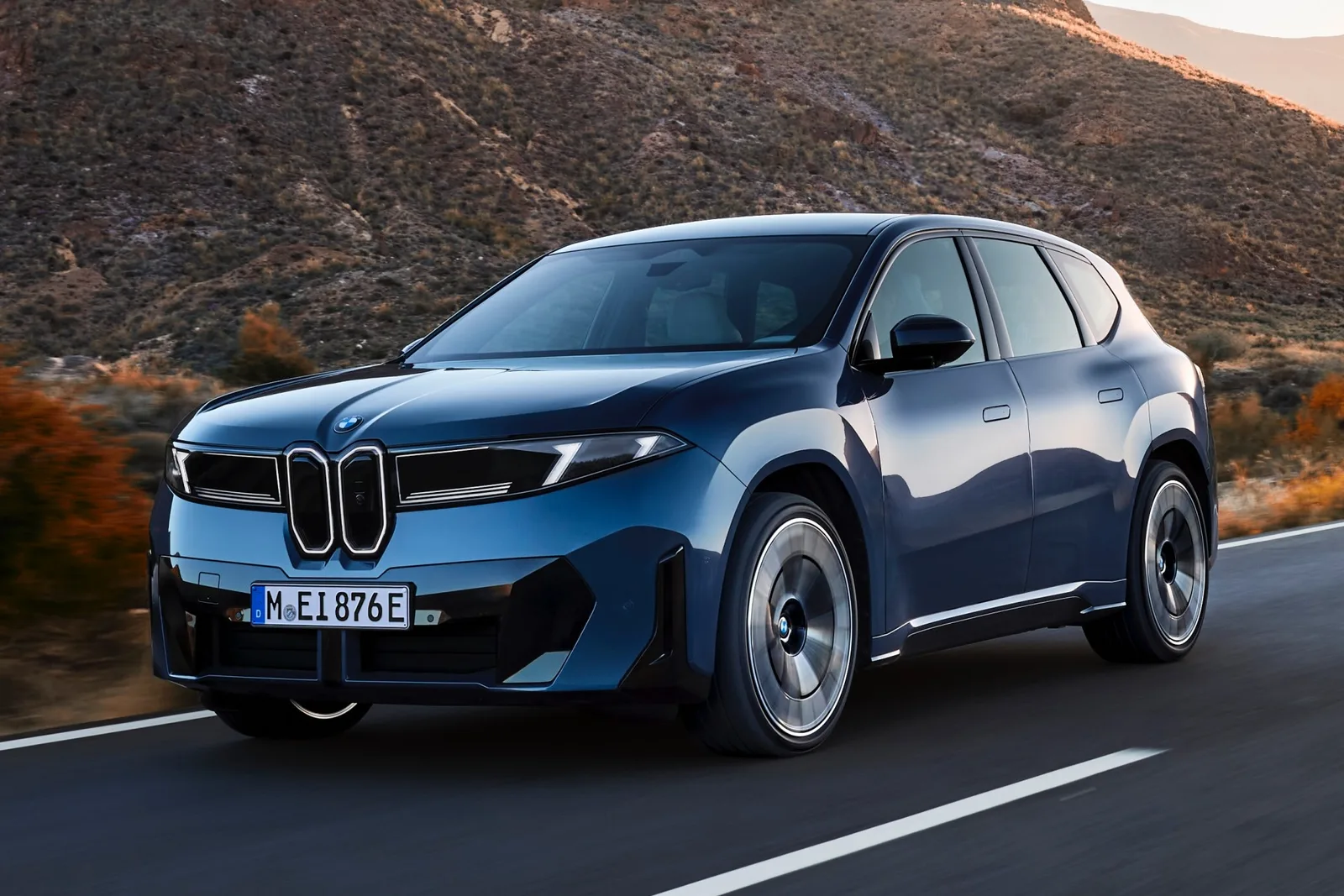 BMW iX3 aposta em telas, assistentes e recarga rápida por R$ 582.950