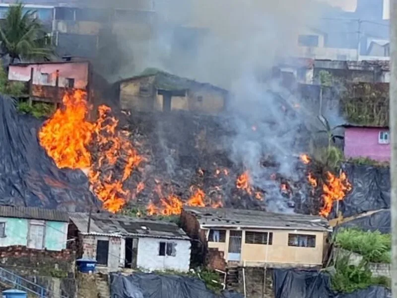 Fogo atinge lona e entulhos em barreira na Zona Norte do Recife