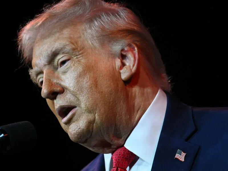 Trump dá US$ 45 mil em dinheiro a assistente executiva da Casa Branca