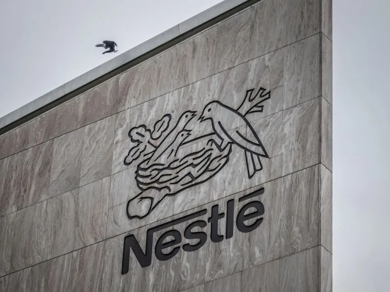 Rússia coloca negócios da Nestlé e de grupos franceses sob controle estatal