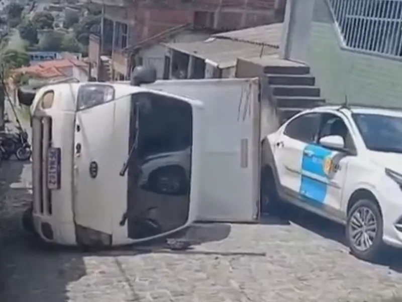 Caminhão tomba no Recife, atinge táxi e danifica muro no bairro do Fundão