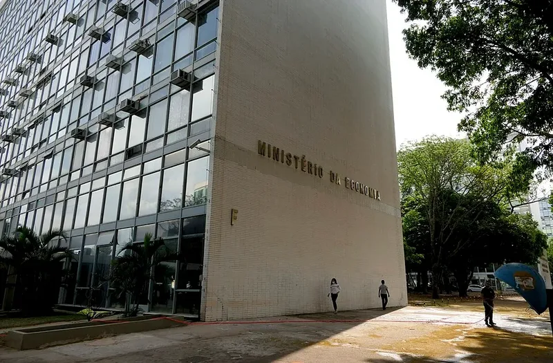 Rigidez fiscal mantém juros altos e reduz espaço para investimentos no Brasil