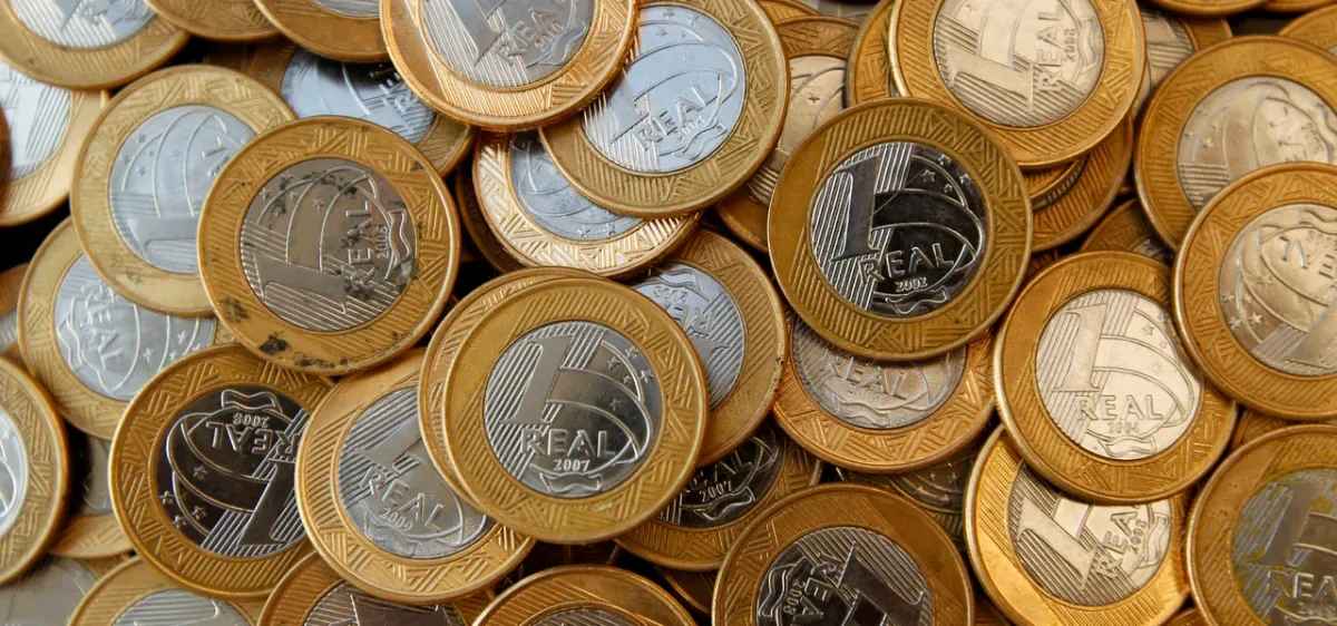 Maioria vê finanças estáveis, mas quase metade relata falta de dinheiro