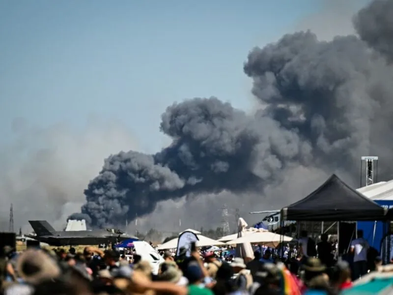 Queda de avião militar durante show aéreo mata dois pilotos na Grécia