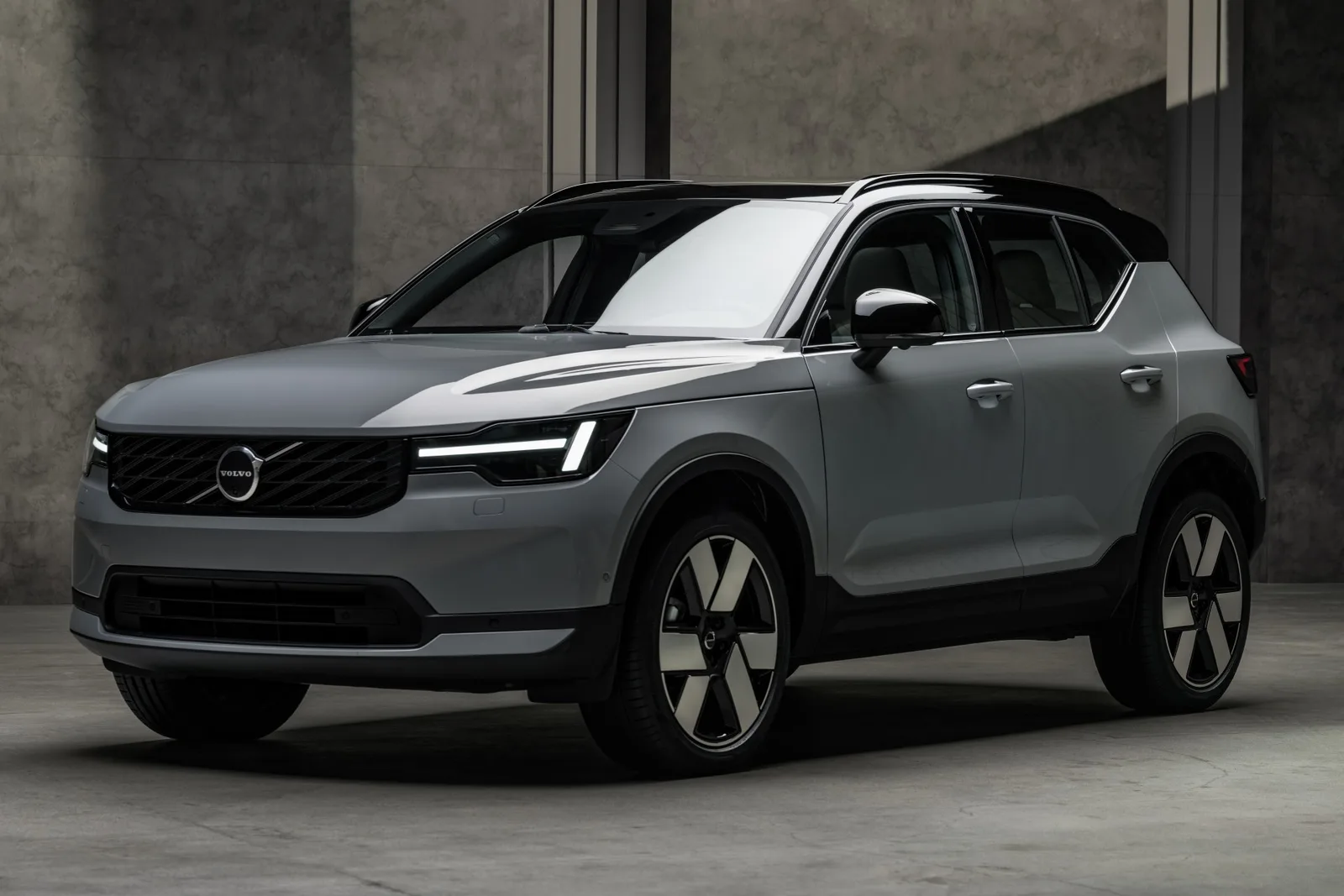 Volvo amplia tecnologia dos SUVs com tela maior e assistente Gemini