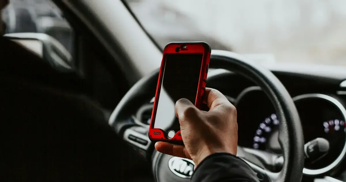 Celular no trânsito: veja como o uso muda o tipo de infração