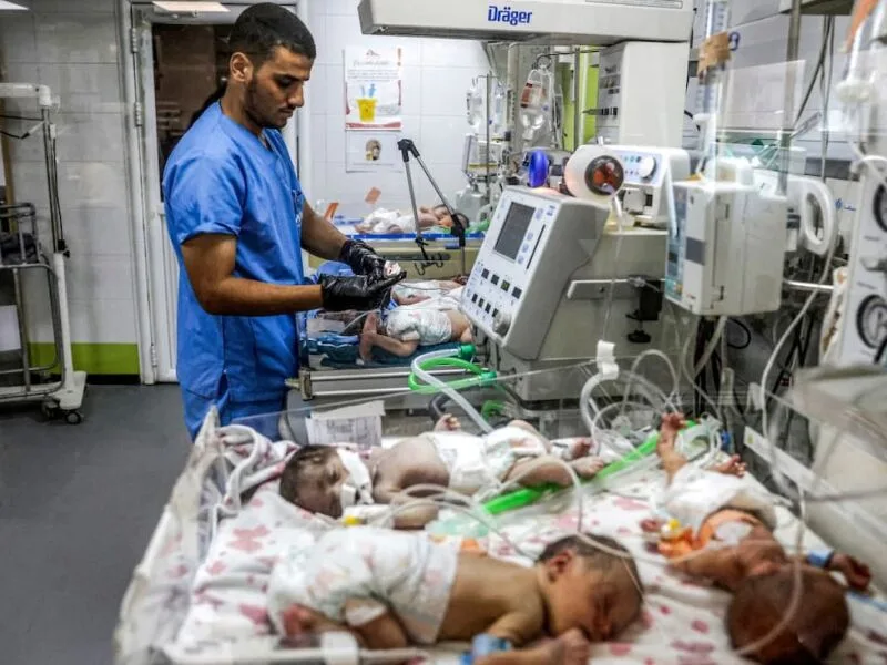 Hospital de Gaza coloca até três bebês na mesma incubadora