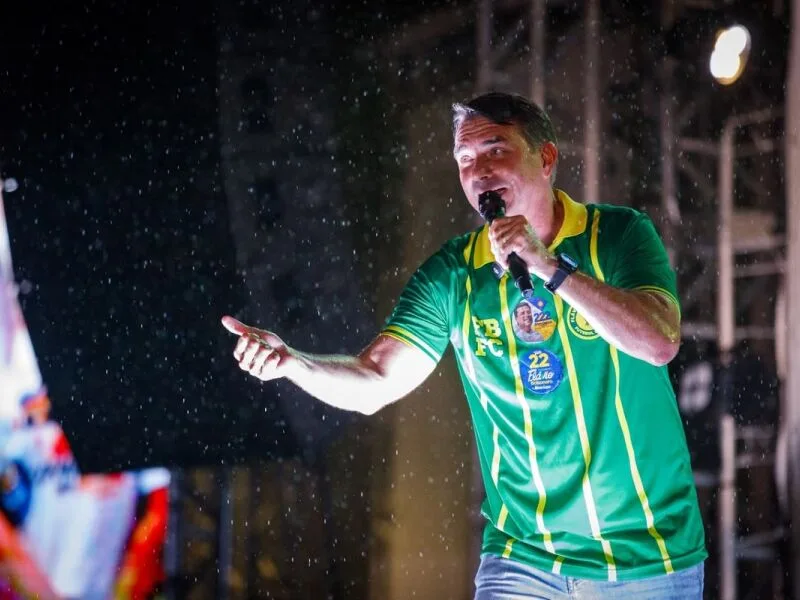 Flávio Bolsonaro acusa Lula de agir para proteger Moraes no STF