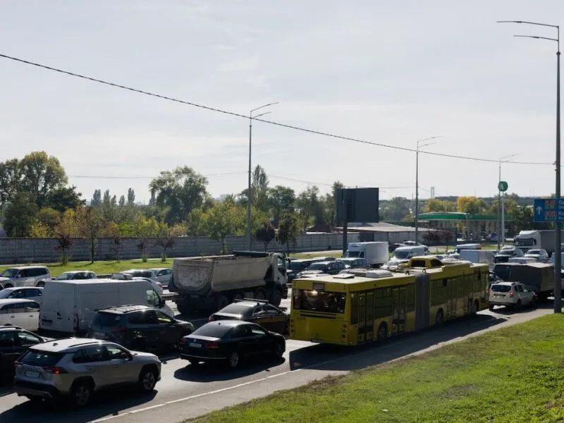 Ataques russos fecham ponte e travam deslocamentos em Kiev