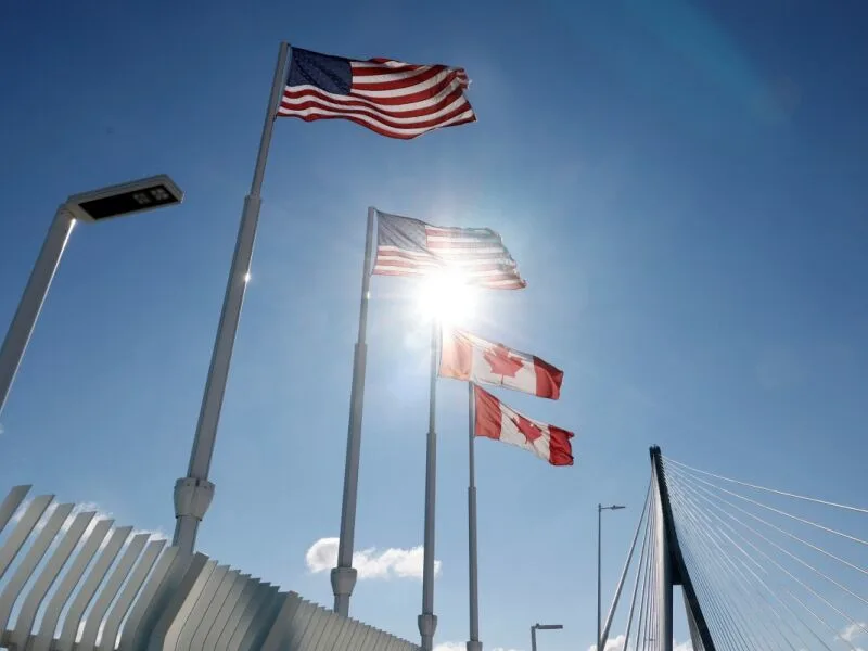 Canadá impõe tarifas e alerta sobre custo de reduzir laços com os EUA