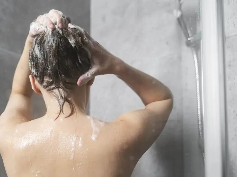 Banho pode durar três minutos, mas cabelo leva o tempo para cinco