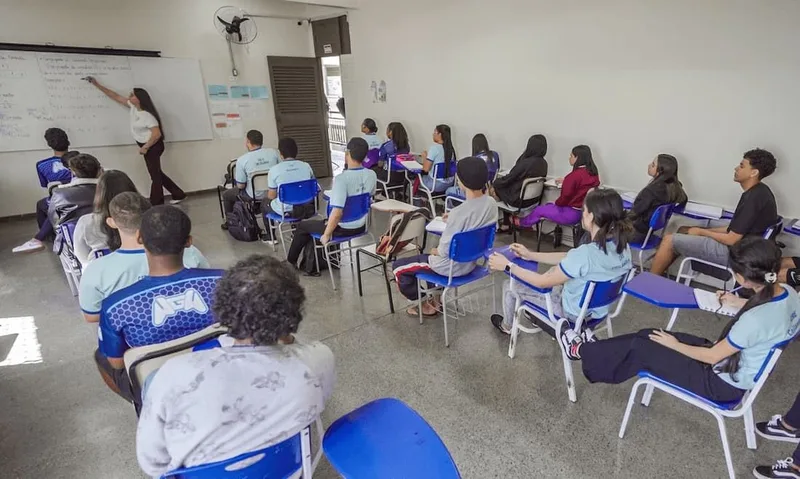 Pisa 2025: Brasil reduz distância da OCDE, mas segue abaixo da média