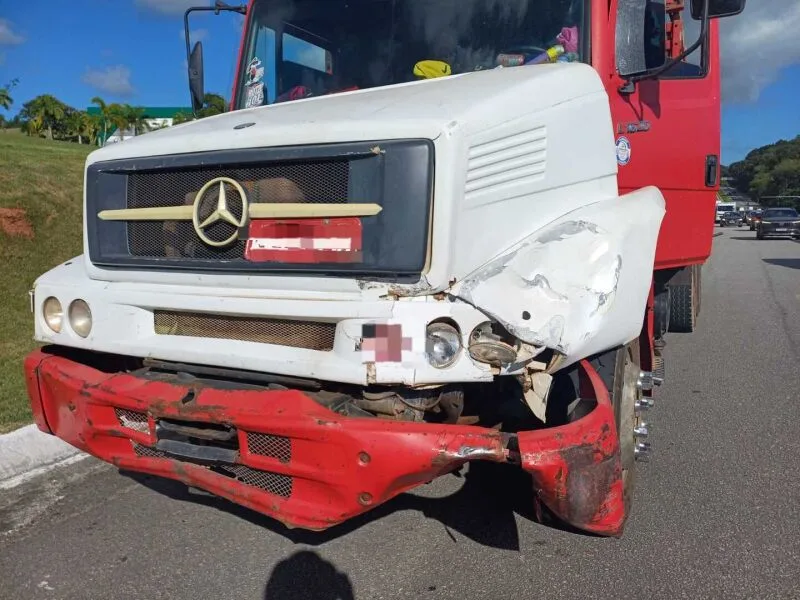 Caminhão provoca colisão na BR-408 durante travessia de pedestres