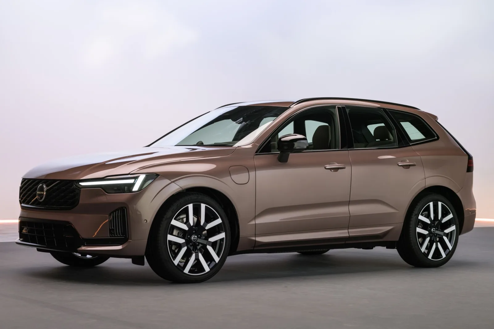 Volvo atualiza XC60 e XC90 com até 200 km de autonomia elétrica