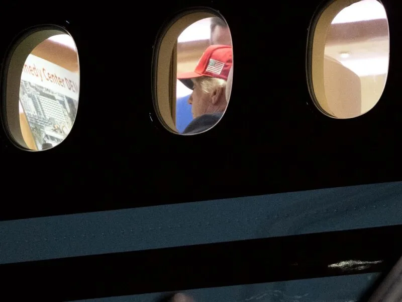 Imagem mostra Trump com representação de possível demolição do Kennedy Center