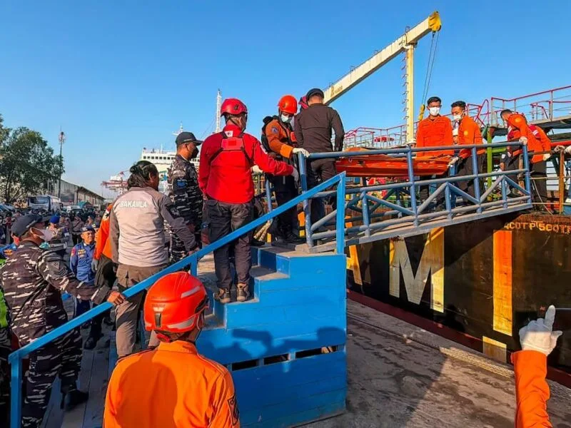 Resgate busca 129 desaparecidos após balsa afundar na Indonésia