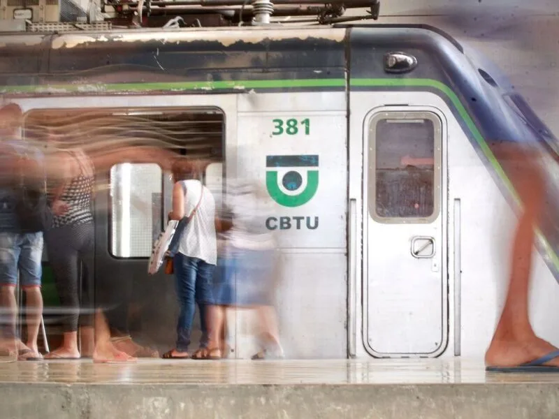 Linha Centro do Metrô do Recife deve voltar ao meio-dia após queda de árvore
