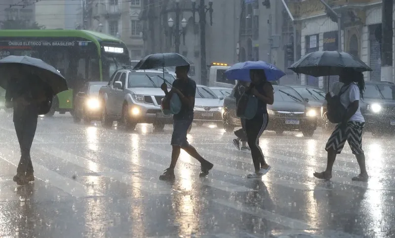 São Paulo tem chuva, alerta para tempestades e máxima de 23ºC
