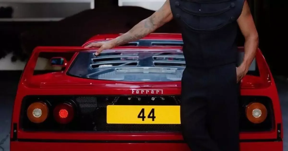 Hamilton chega ao GP da Itália em Monza ao volante de uma Ferrari F40