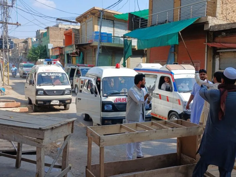 Ataque com explosão e tiros mata 16 pessoas no Paquistão