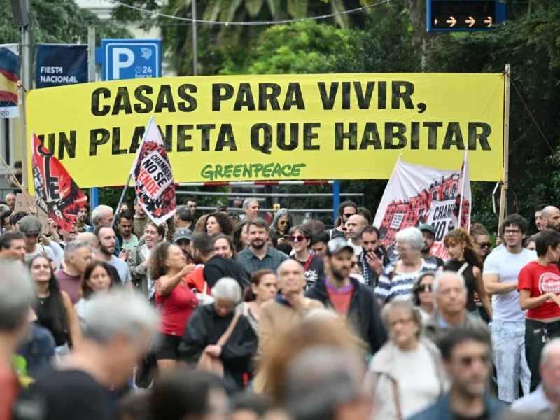 Protestos por moradia reúnem milhares em cidades da Espanha