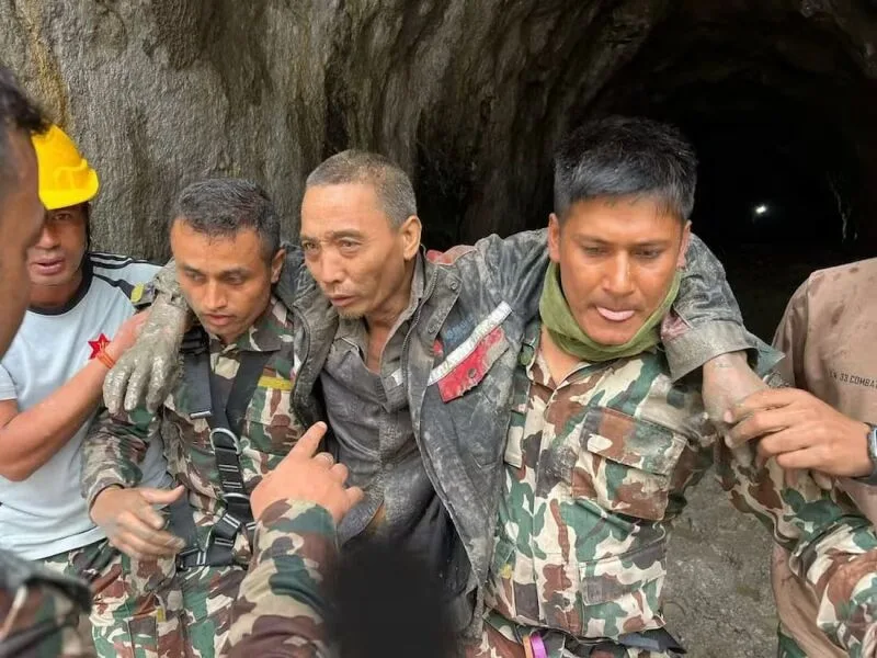 Equipes retiram dois sobreviventes de áreas atingidas por enchentes no Nepal
