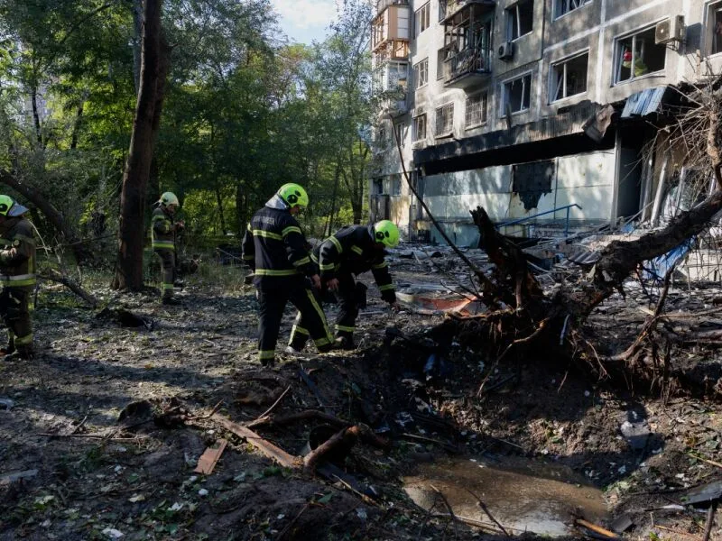 Ataques de Ucrânia e Rússia deixam ao menos sete mortos neste sábado