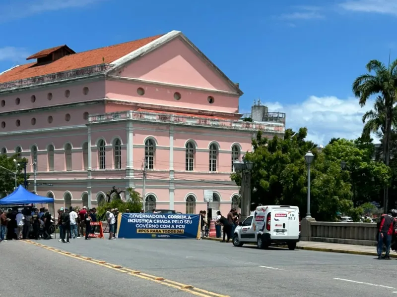 Ato de policiais civis interrompe trânsito na Ponte Princesa Isabel, no Recife