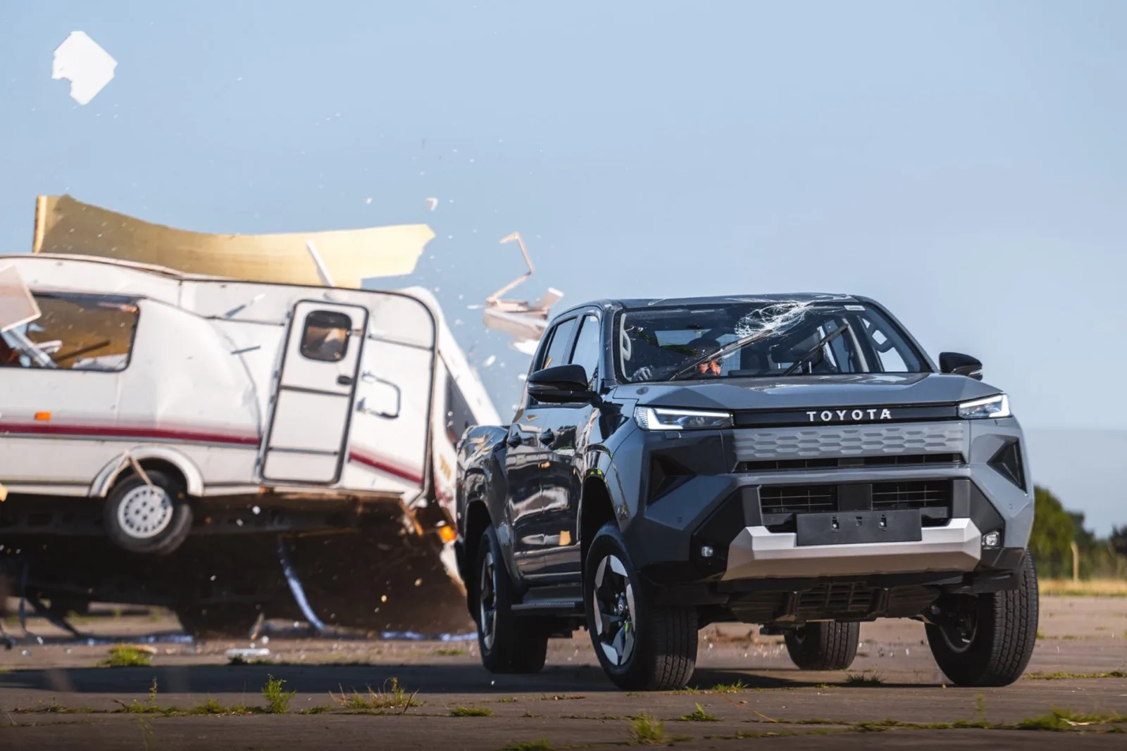 Hilux elétrica é submetida a queda de trailer em teste de resistência