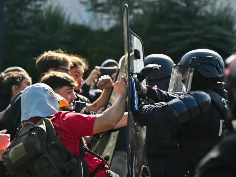 Protestos mantêm quase 400 escolas fechadas na França