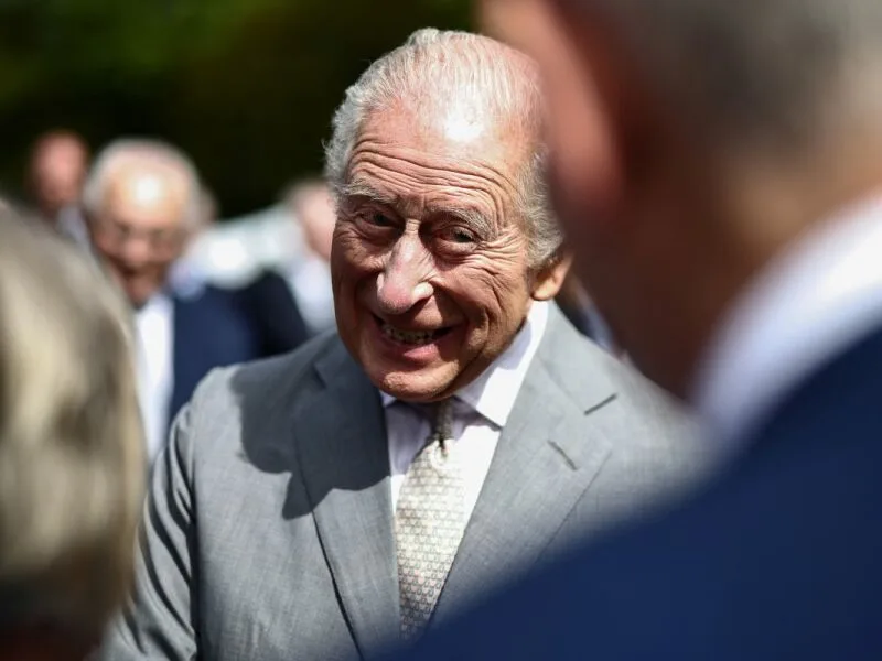 Charles diz que Harry e Meghan não são mais membros ativos da realeza
