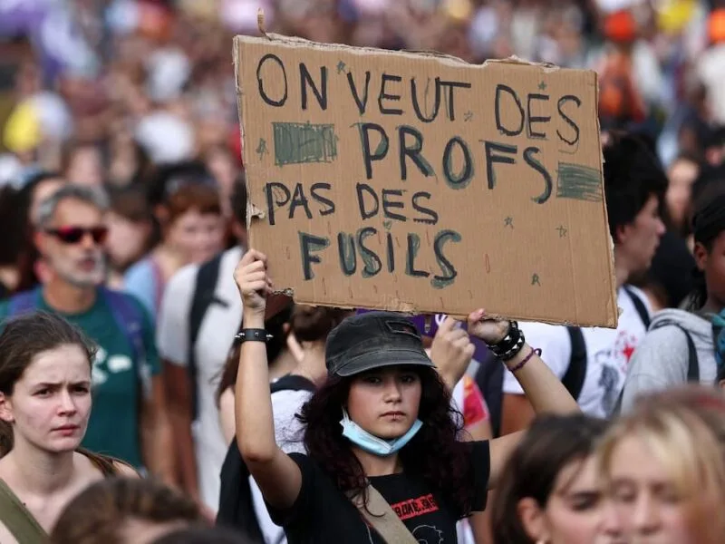 Protestos em escolas ampliam disputa entre governo francês e esquerda