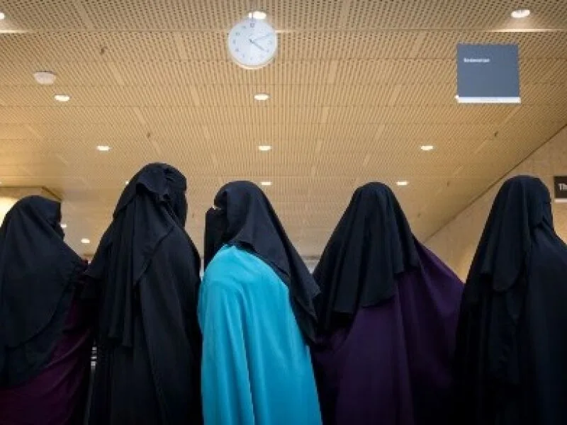 Itália veta burca e niqab em escolas e fixa teto para alunos com pouco italiano